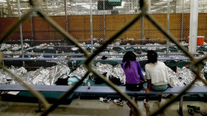 Familias de inmigrantes detenidas en celdas heladas: otro agravio de Trump