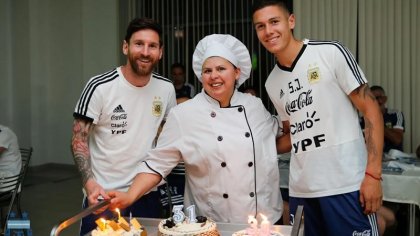 El emotivo abrazo entre Lionel Messi y la cocinera de la selección