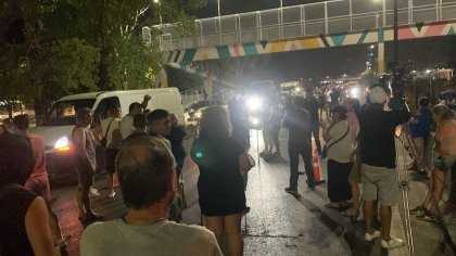 Vecinos sin luz ni agua cortaron autopista Dellepiane en presencia de un fuerte operativo policial