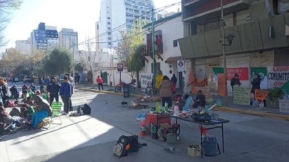 Neuquén: trabajadores de la subsecretaría de Familia protestan en el ministerio de Hacienda 