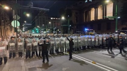 Granaderos desalojan a normalistas en Eje Central; gobierno se rehúsa a dialogar