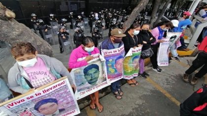 Policía de la ciudad reprime a normalistas y padres de Ayotzinapa, dos veces en menos de un día