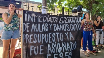 La comunidad educativa de la Secundaria N°55 realizó un abrazo para exigir que arreglen la escuela