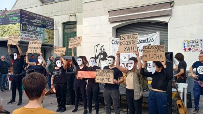 Festival en la estación contra la precarización de Grindetti a docentes municipales