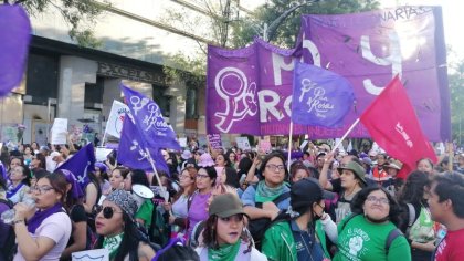 Más de mil trabajadoras y estudiantes marchan con Pan y Rosas en CDMX 