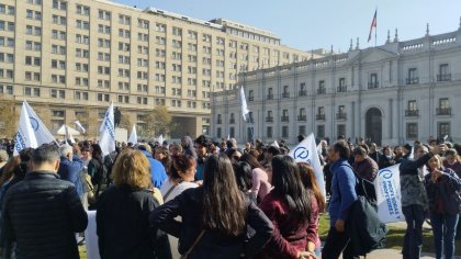 Docentes marchan hacia La Moneda durante jornada de movilización nacional