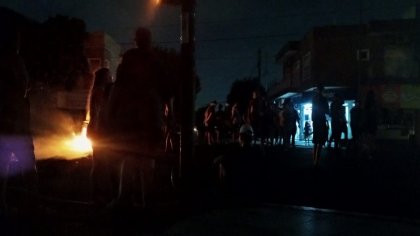 Vecinos de Mataderos cortan las calles porque están sin luz hace 6 días