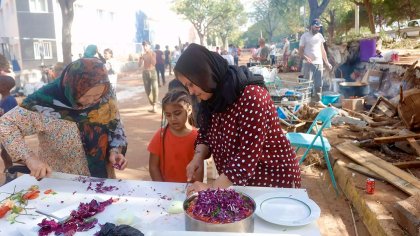 Migrantes cocinan en las calles de Valencia para apoyar a quien lo necesite tras la catástrofe de la DANA