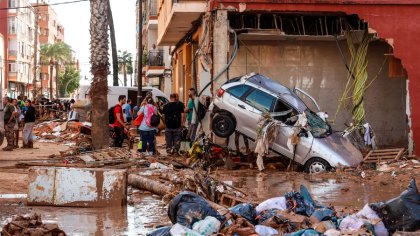 Voluntarios desde Valencia: “Da igual el color de la banderita del gobierno que tengamos encima, que si no ayudamos entre nosotros, ellos no lo van a hacer”