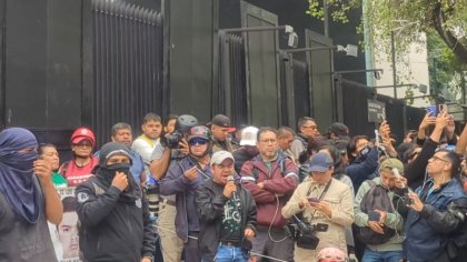 Padres de los 43 normalistas de Ayotzinapa protestan a las afueras del Senado