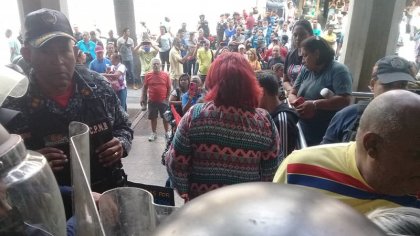 Trabajadores universitarios ingresan a la OPSU en Caracas exigiendo pago del bono de alimentación