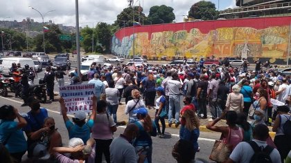 Trabajadores universitarios protestan en la UCV y trancan la Francisco Fajardo reclamando sus derechos