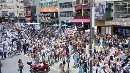 Miles de residentes y concurrentes porteños se movilizan a la paritaria con Fernán Quirós