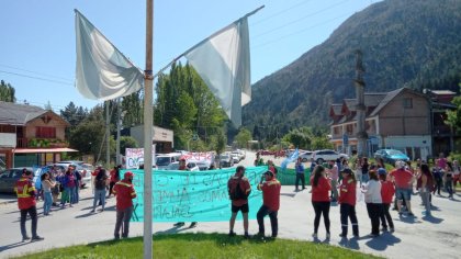 Protesta de estatales y docentes en Lago Puelo