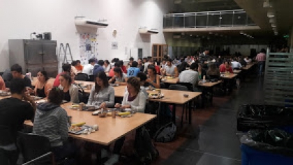 La universidad deja sin comida a más de cien becarios durante turismo