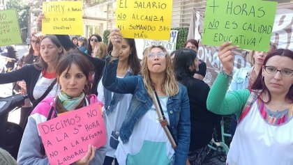 Movilización de maestras en Lomas de Zamora en rechazo a la quinta hora en primaria