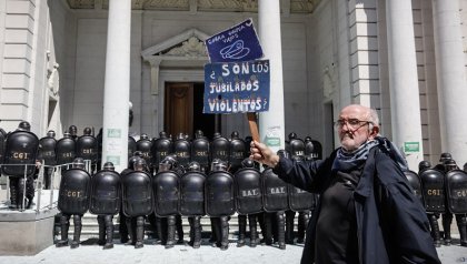 Santa Fe: reforma jubilatoria, represión y condecoración a la Policía