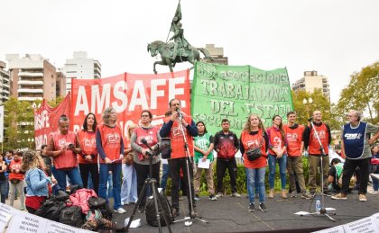 Docentes de Amsafe van al paro y se movilizan a gobernación en reclamo de la reapertura de la paritaria