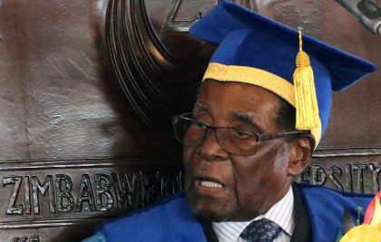 Mugabe reaparece en público pero su partido le da un ultimátum