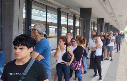 Después del tarifazo, largas colas para registrar la sube en plena ola de calor