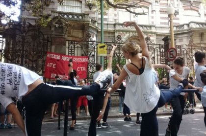 Ballet Nacional de Danza protesta frente al Ministerio