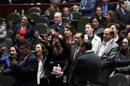 Alcohol, riñas, “megapuentes” y bonos millonarios: así legislan en el Congreso