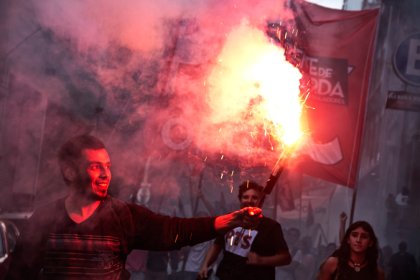 (VIDEOS) Explotó la bronca de los jóvenes contra el robo a los jubilados