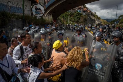 Protestas en Caracas por la falta de ayuda alimentaria prometida por Maduro