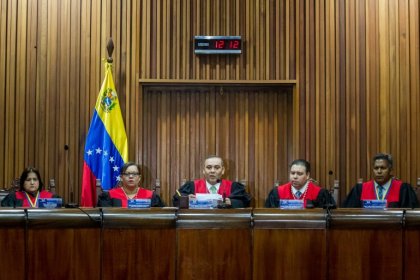 Maduro intenta debilitar eventual candidato de la oposición 