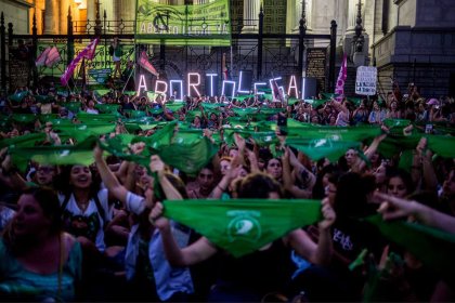 Masiva asamblea de mujeres por el 8M