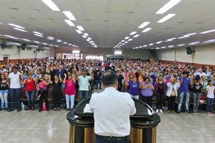 Crónica de un ateo en una ceremonia en la Iglesia Universal del Reino de Dios