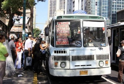 “Son mil bolívares o te me bajas de la unidad”