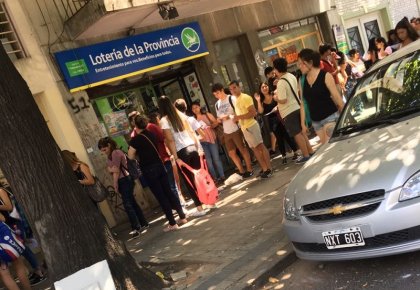 UNLP Medicina: ingresantes deben realizar largas filas desde la madrugada para poder cursar