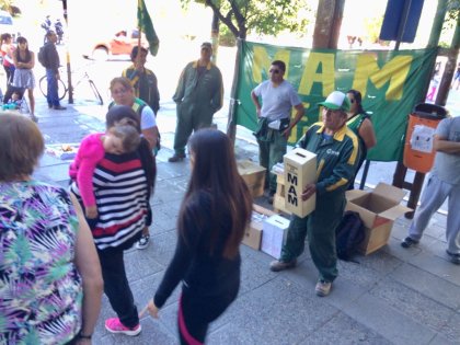 Trabajadores despedidos de MAM reparten pan dulce en agradecimiento al apoyo de la comunidad