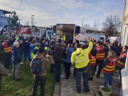 El parlamento francés no votó la moción de censura contra Macron y siguen los bloqueos y protestas