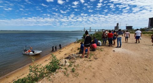 La Prefectura Naval (hace como que) busca a Lautaro en el río