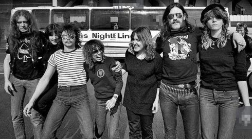 Headgirl de izquierda a derecha: Eddie “Fast” Clarke, Kim McAuliffe, Phil “Philty Animal” Taylor, Denis Duffort, Enid Williams, Ian Fraser “Lemmy” Kilmister y Kelly Johnson.