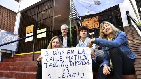 Familia Green reclamando frente al colegio en 2017