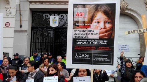 Protesta frente al Obispado de San Nicolás | Foto familias de San Pedro