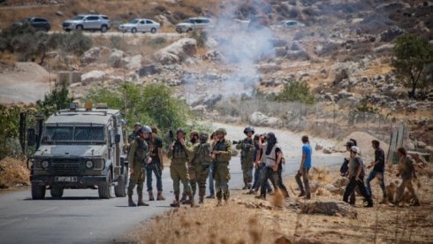 Postrimerías de la actuación militar en la que murió Amjad y en la que también se lanzaron ataques con balas de goma, gases y bombas de sonido. En la imagen se puede ver como soldados y colonos atacan de forma conjunta. Foto: Caterina Albert