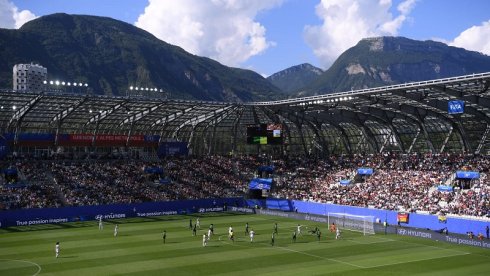 Importante asistencia de público en el Stade des Alpes de Grenoble para el partido Alemania-Nigeria.