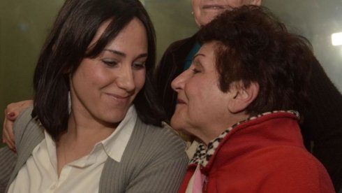 Claudia Domínguez Castro y su abuela María Domínguez. Foto: Marcos Garcia - Diario Los Andes