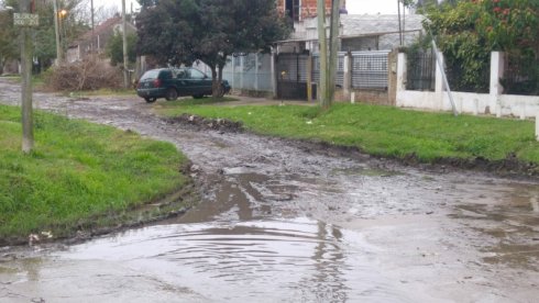 Calle inundada a pocas cuadras del futuro Metrobus en Florencio Varela, un paisaje habitual.