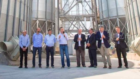 Macri junto a Urquía en la inauguración de una planta de AGD en Chaco en el 2017