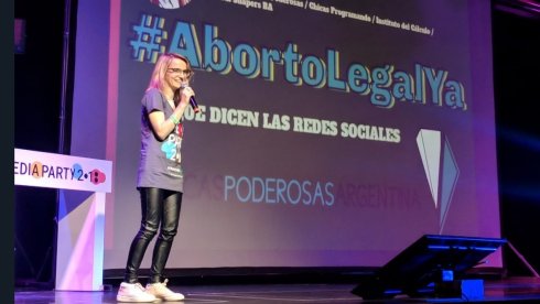 Pepa Urtizberea de Chicas Poderosas, presentando un informe sobre #AbortoLegalYa en las redes sociales