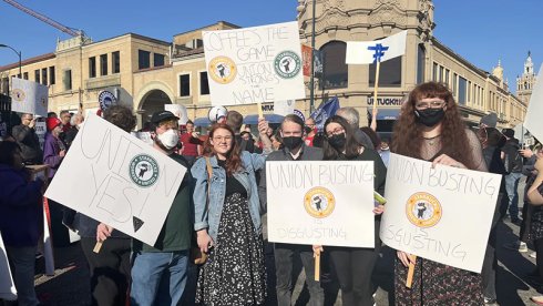 Trabajadores de Starbucks denunciando su campaña antisindical. Crédito: CMRJB Workers United