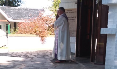 Domingo 31. Eduardo Lorenzo esperando a sus fieles en Gonnet