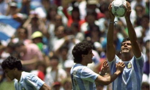 Termina el partido y José Luis Brown le agradece a la pelota.