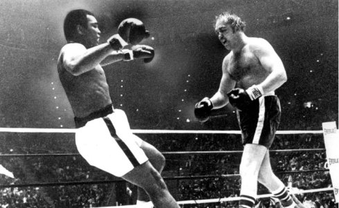 Alí es derribado por Wepner, el pugilista que inspiró a Rocky.