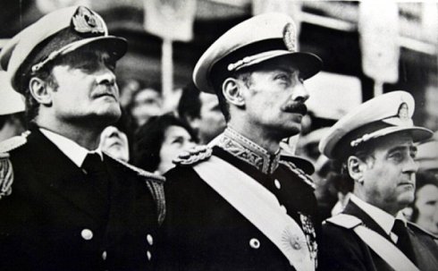 Massera junto a Videla y Agosti, la primera Junta Militar